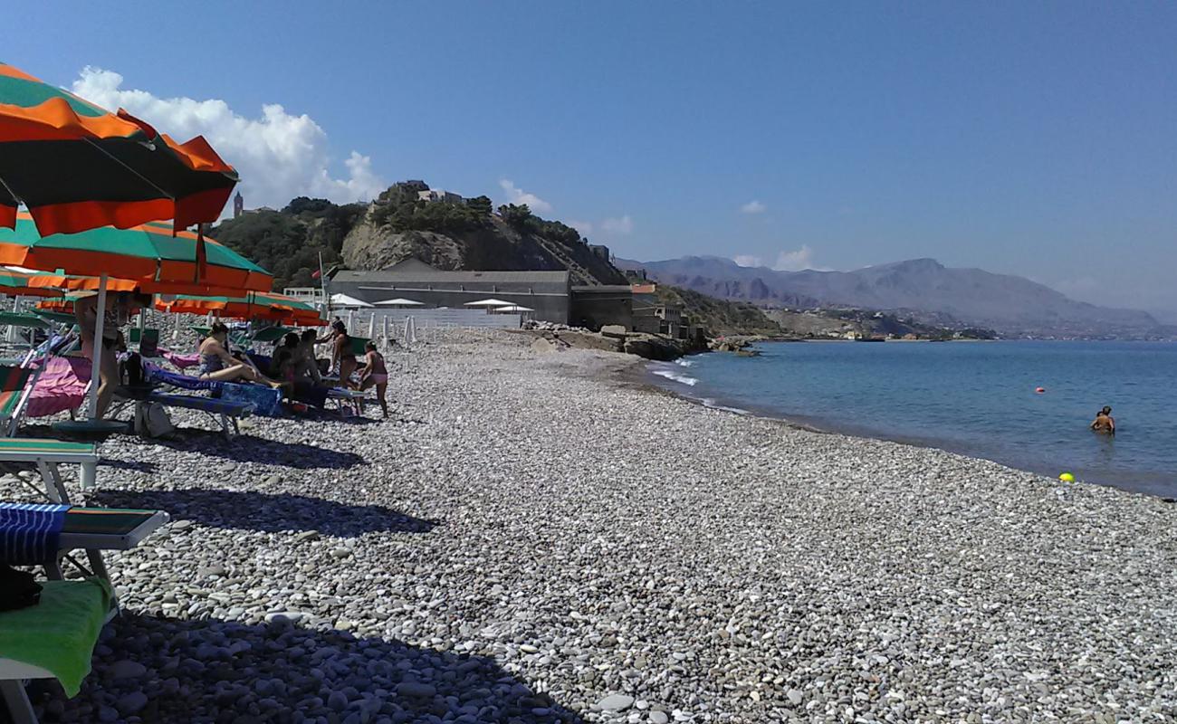 Photo de Spiaggia di Termini Imerese avec galets beige de surface
