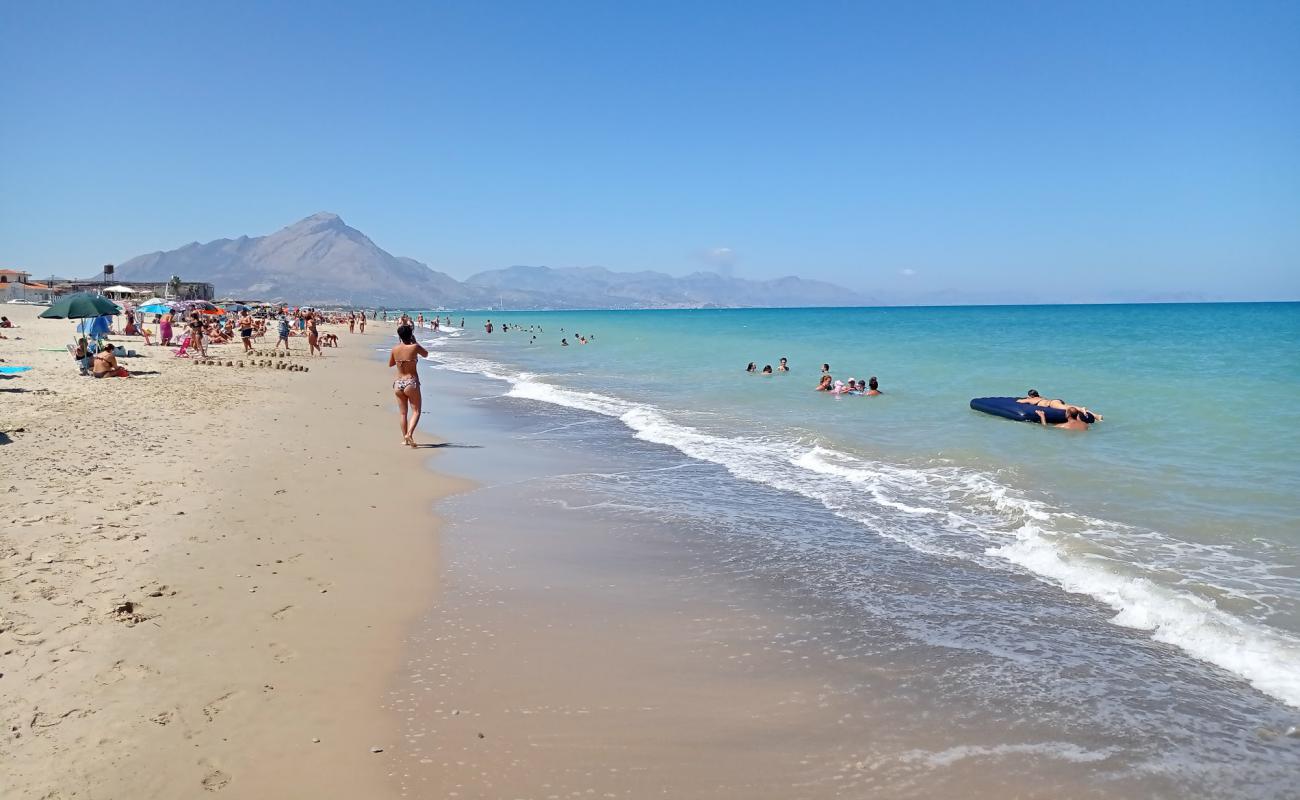 Photo de Marlin beach avec sable clair avec caillou de surface