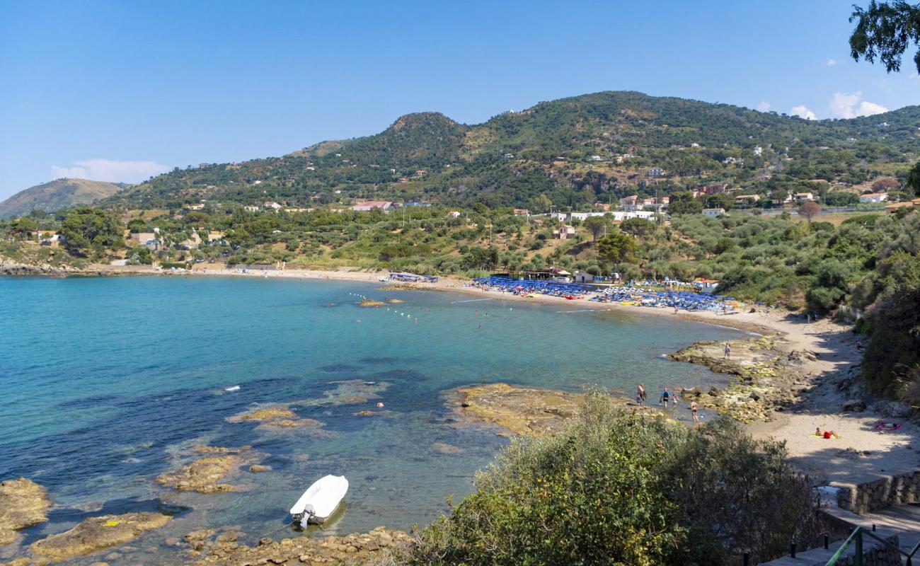 Photo de Spiaggia Di Mazzaforno avec sable lumineux de surface