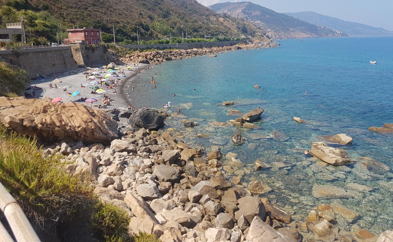 Photo de Spiaggia Santa Maria avec galets gris de surface