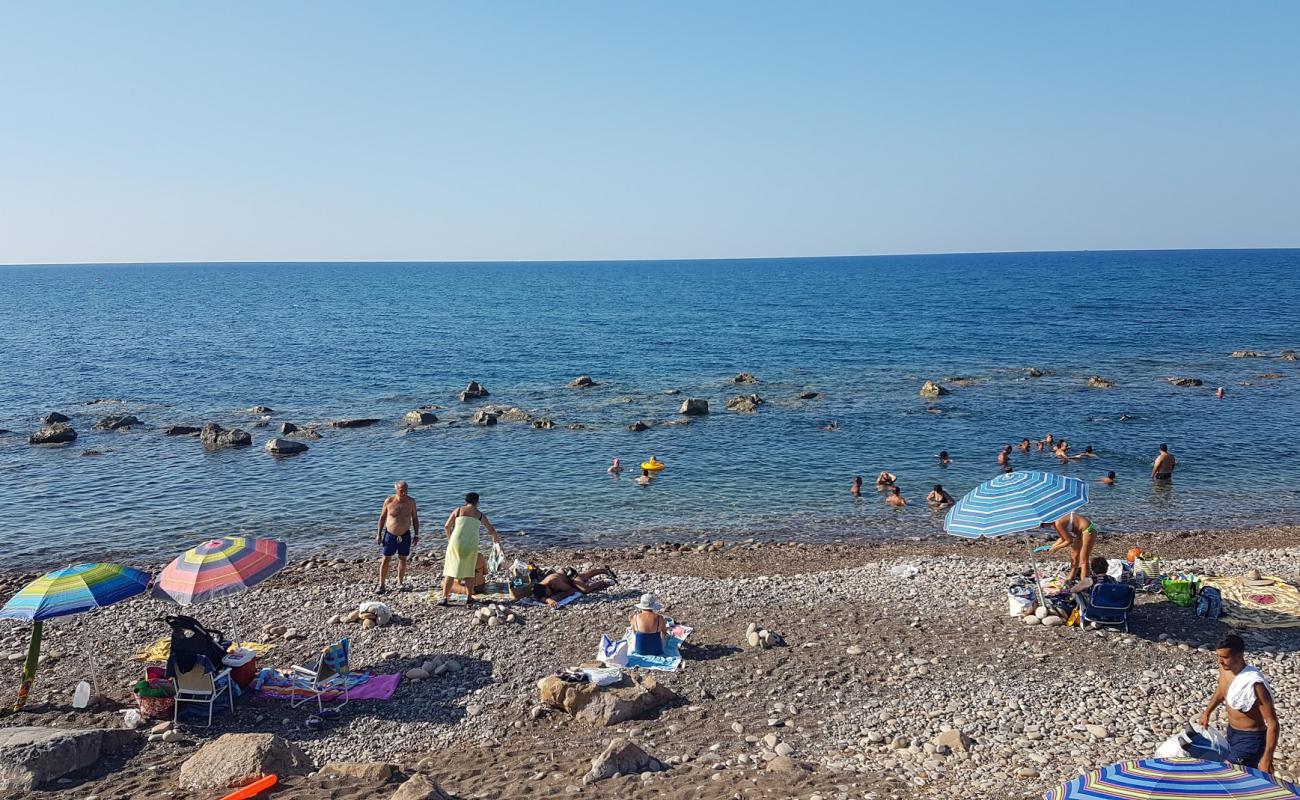 Photo de Spiaggia Costa Turchina avec galets beige de surface