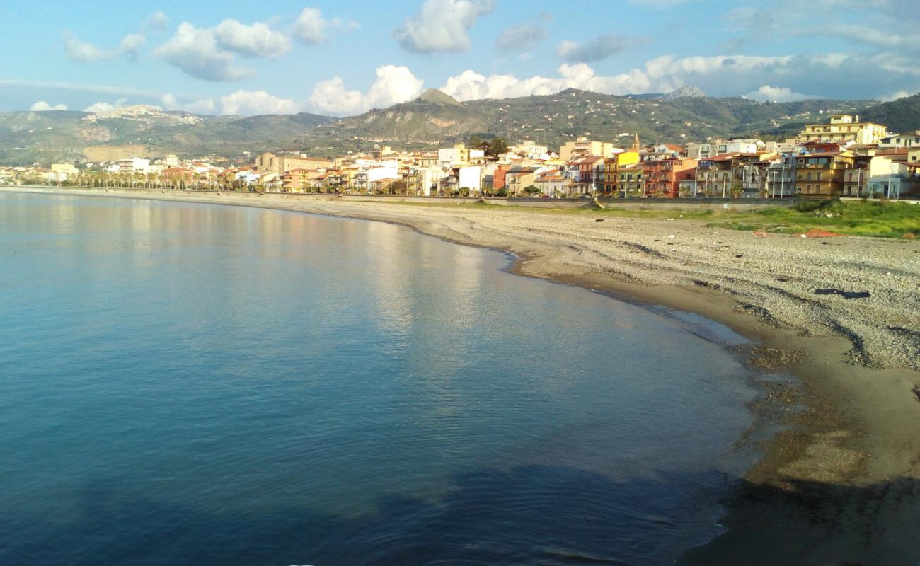 Photo de Sant'Agata di Militello avec sable gris avec caillou de surface