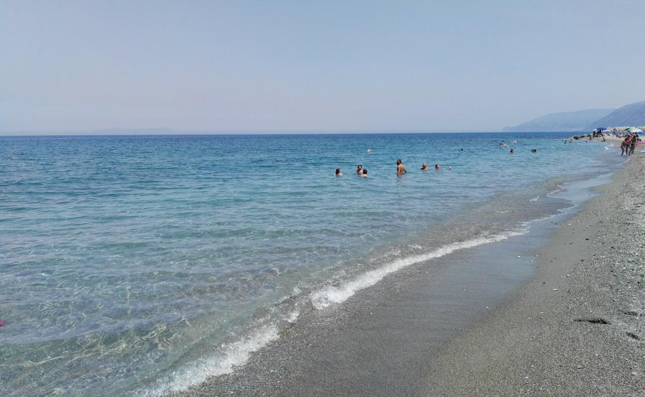 Photo de Spiaggia di San Gregorio avec sable gris & galets de surface