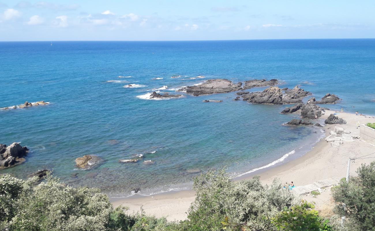 Photo de Spiaggia di Testa di Monaco avec sable gris & galets de surface
