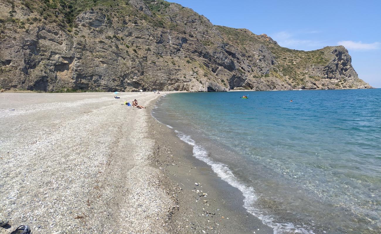 Photo de Spiaggia Marinello verso le Eolie avec sable gris & galets de surface
