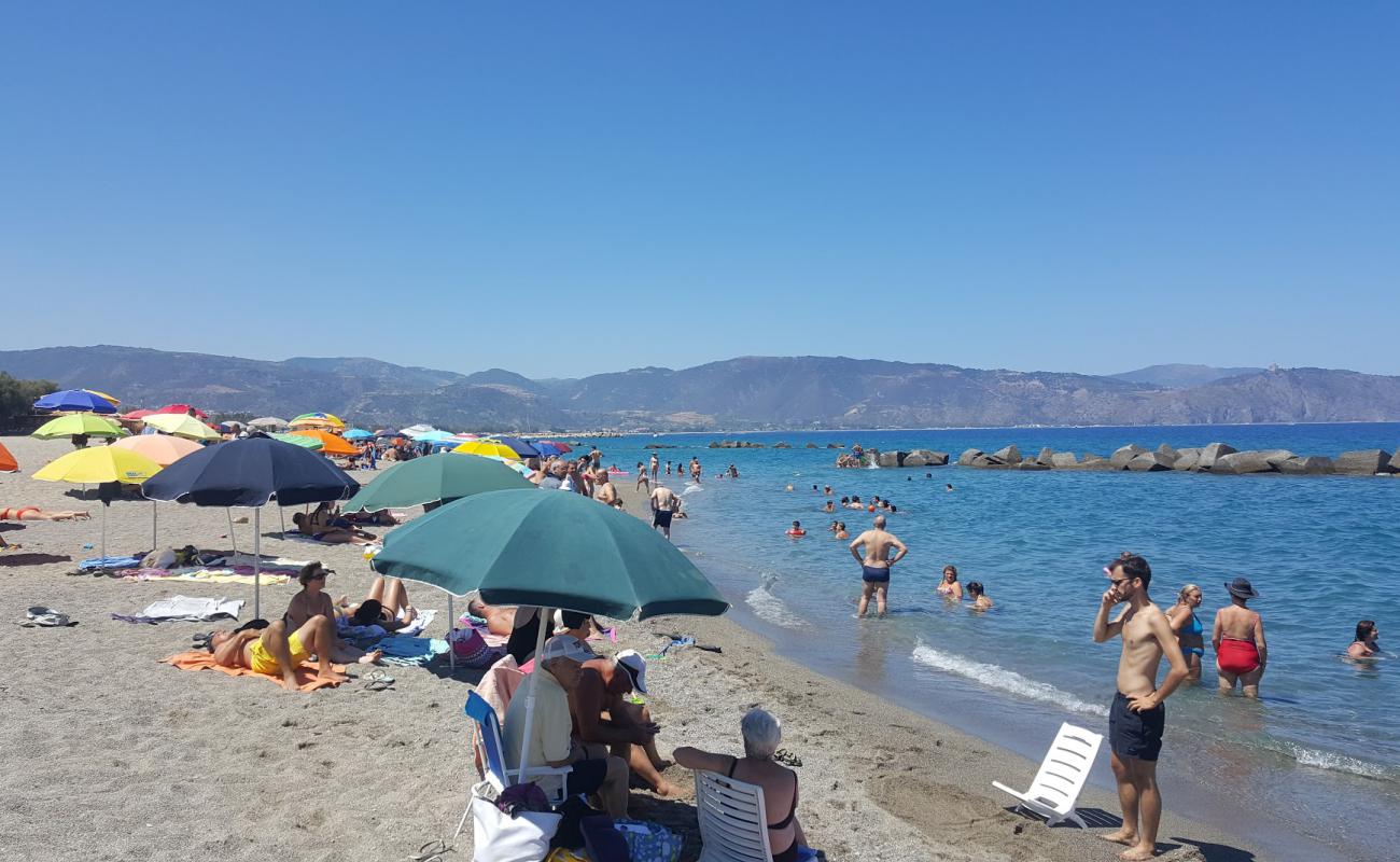 Photo de Spiaggia di Tonnarella avec sable beige & galets de surface