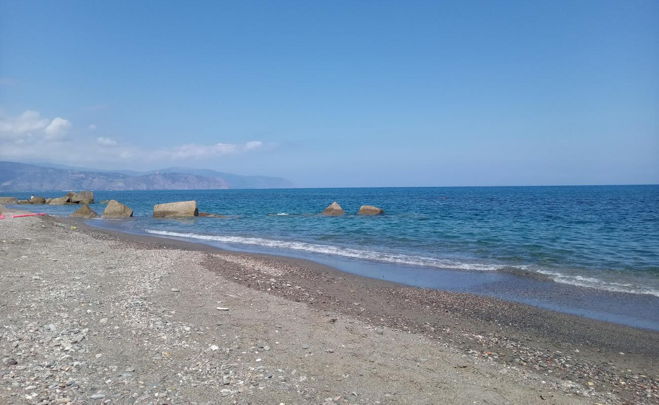 Photo de Marchesana Beach avec sable gris & galets de surface