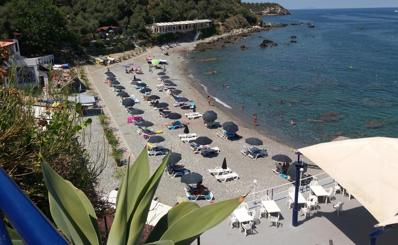 Photo de Spiaggia Brignulari avec caillou fin gris de surface