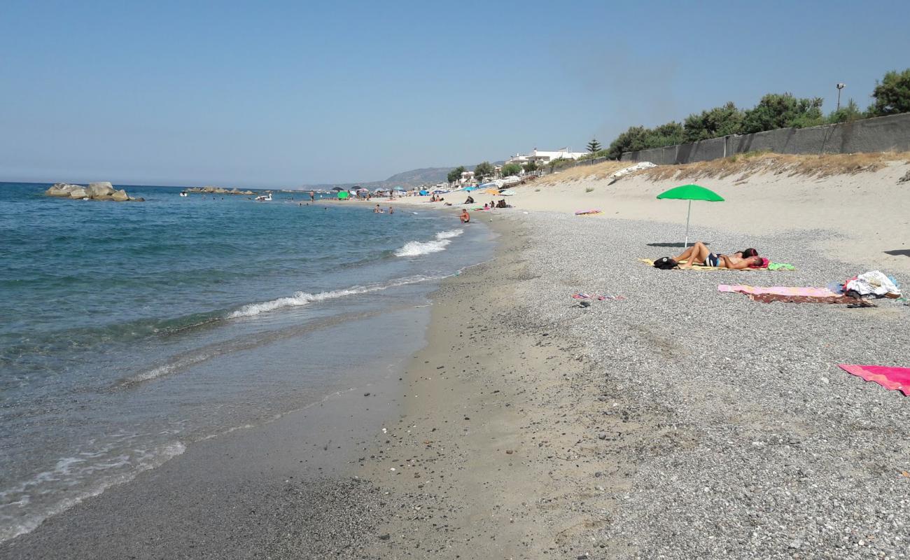 Photo de Rometta Marea Beach avec sable beige & galets de surface