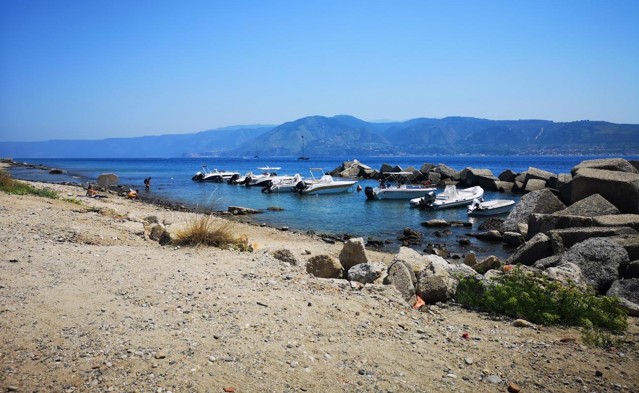 Photo de Torre Faro Messina avec sable gris avec roches de surface