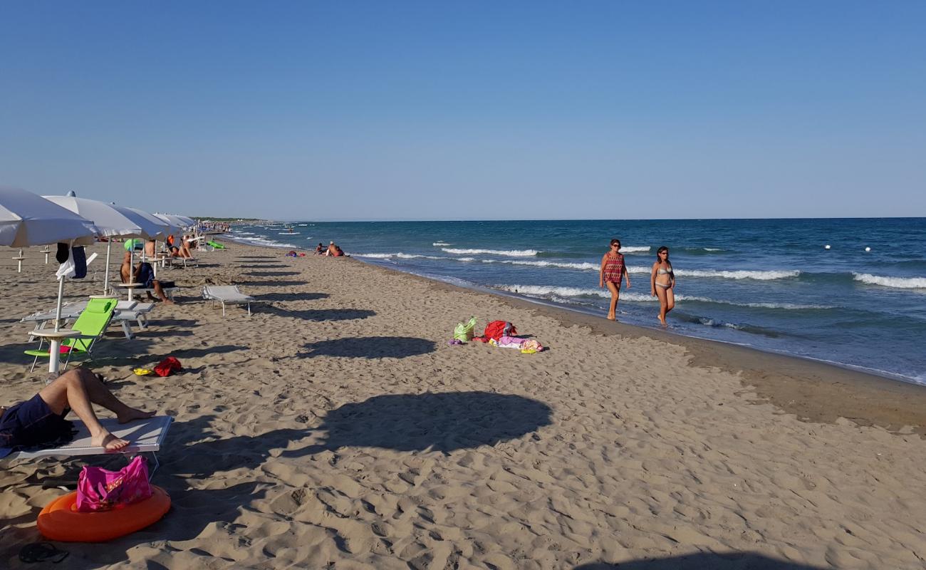Photo de Lido Torre Beach avec sable beige fin de surface