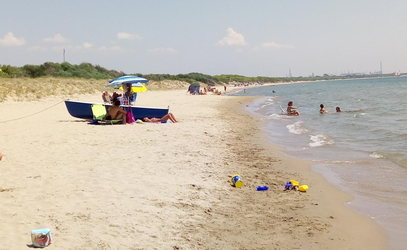 Photo de Spiaggia di Verde Mare avec sable brun de surface