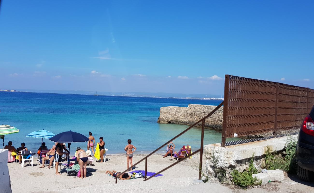 Photo de San Vito beach avec terrain rocheux de surface
