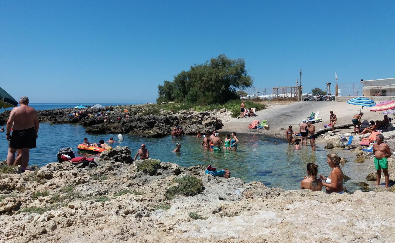 Photo de Spiaggia di Posto Vecchio avec roches de surface