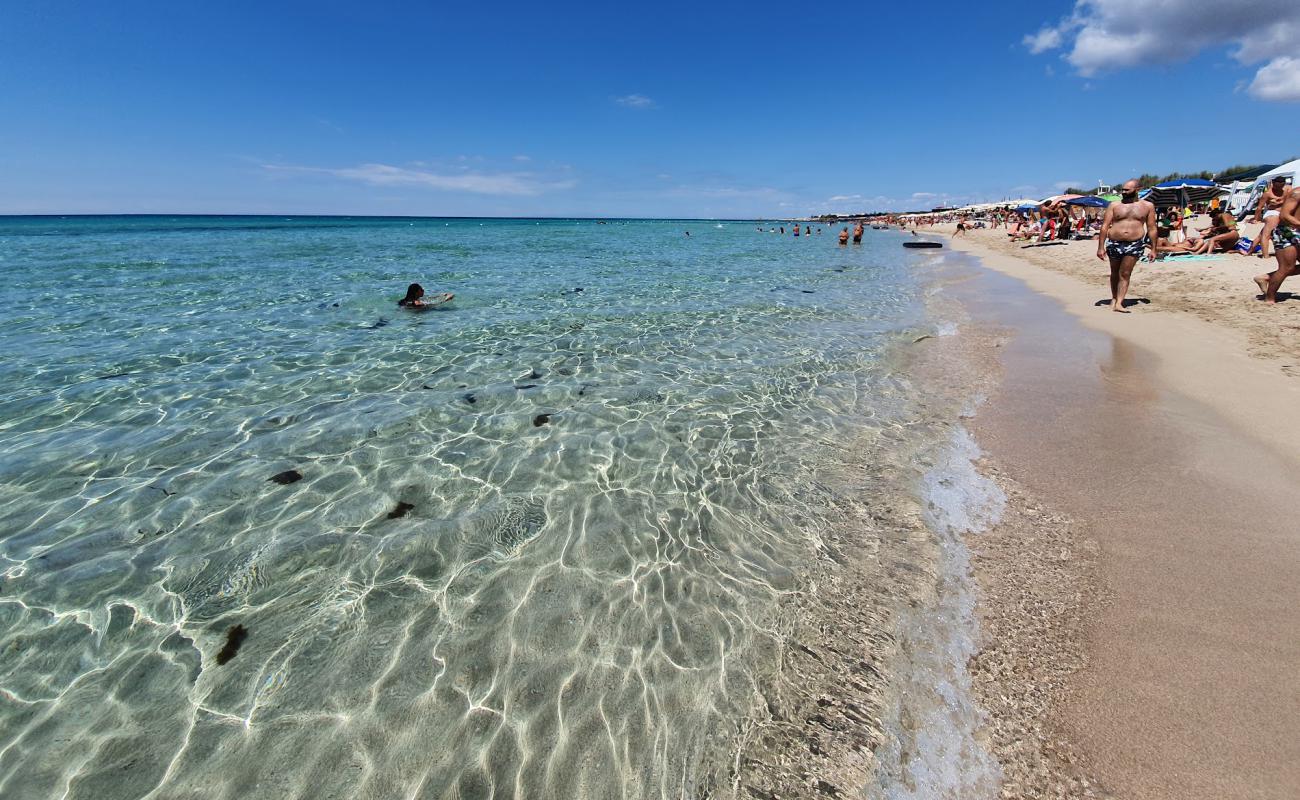 Photo de Bahia del Sol avec sable fin et lumineux de surface