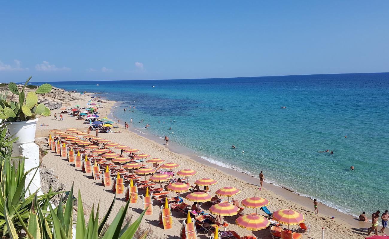 Photo de Spiaggia dell'Acquadolce avec sable fin et lumineux de surface