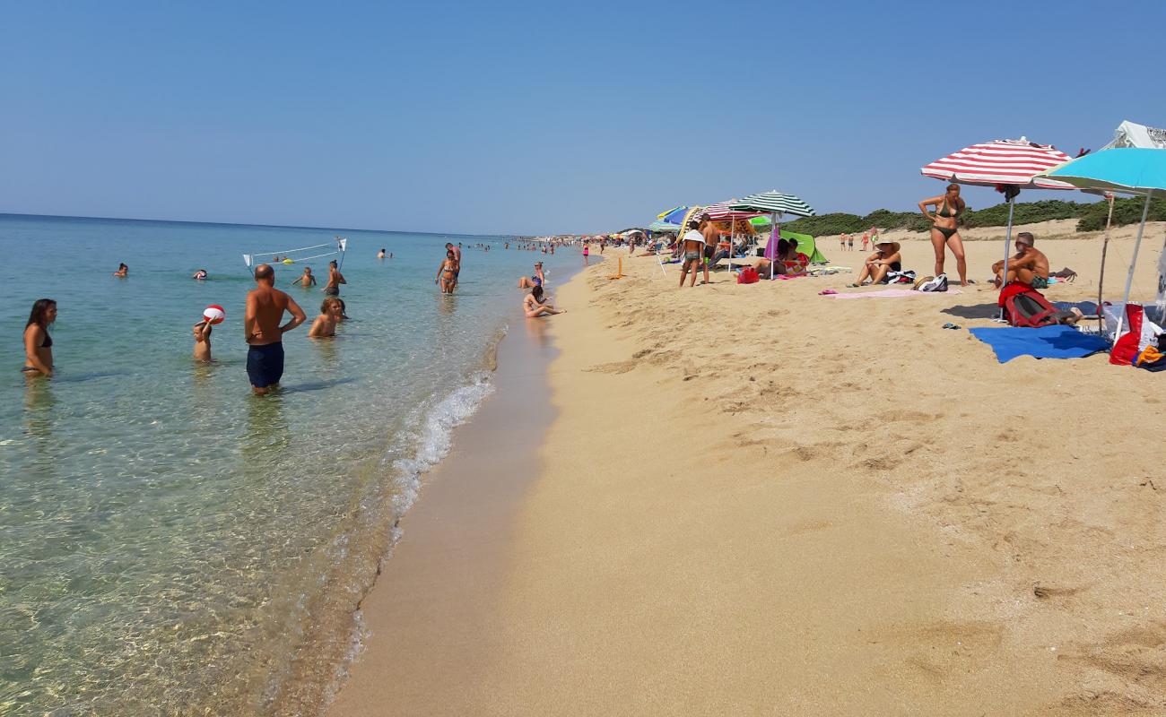 Photo de Torre Colimena beach avec sable fin et lumineux de surface