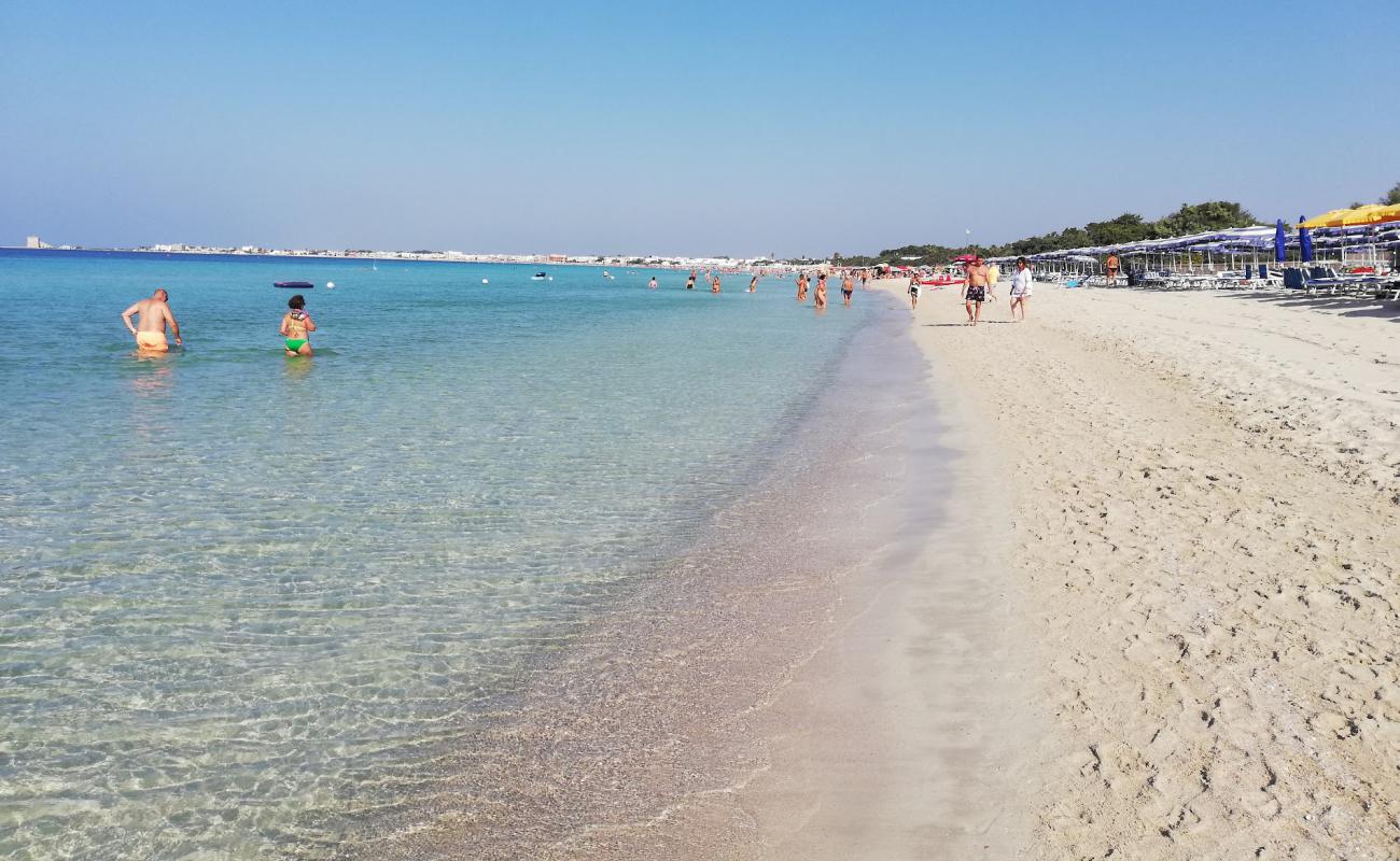 Photo de Spiaggia di Torre Lapillo avec sable fin et lumineux de surface