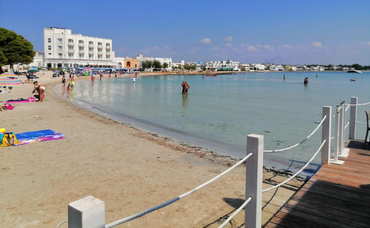 Photo de Spiaggia di Porto Cesareo avec sable fin et lumineux de surface