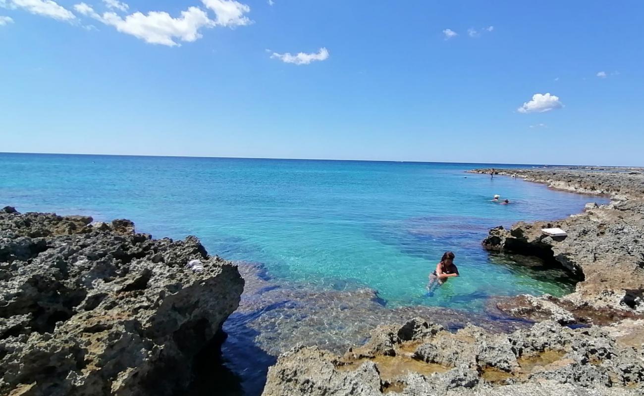 Photo de Spiaggia di Scianuli avec roches de surface