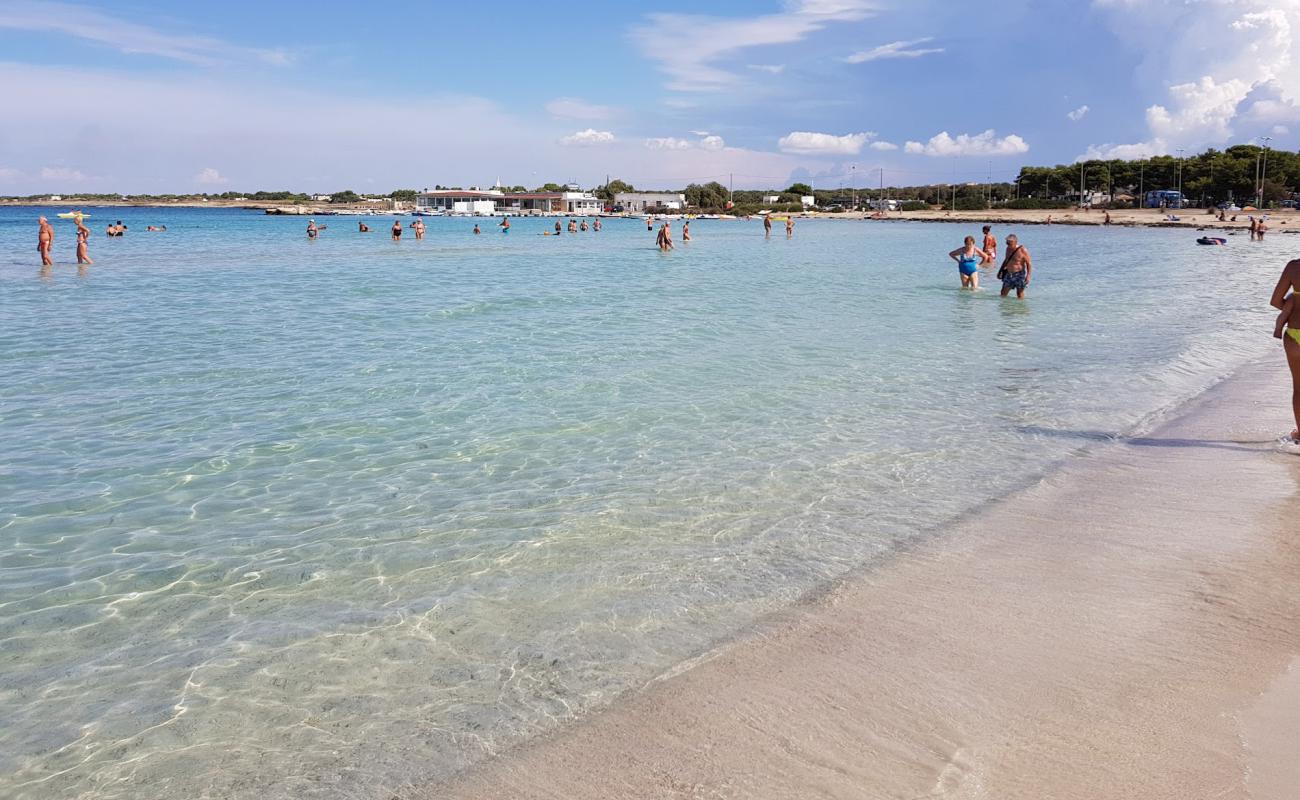 Photo de Spiaggia di Sant'Isidoro avec sable fin et lumineux de surface