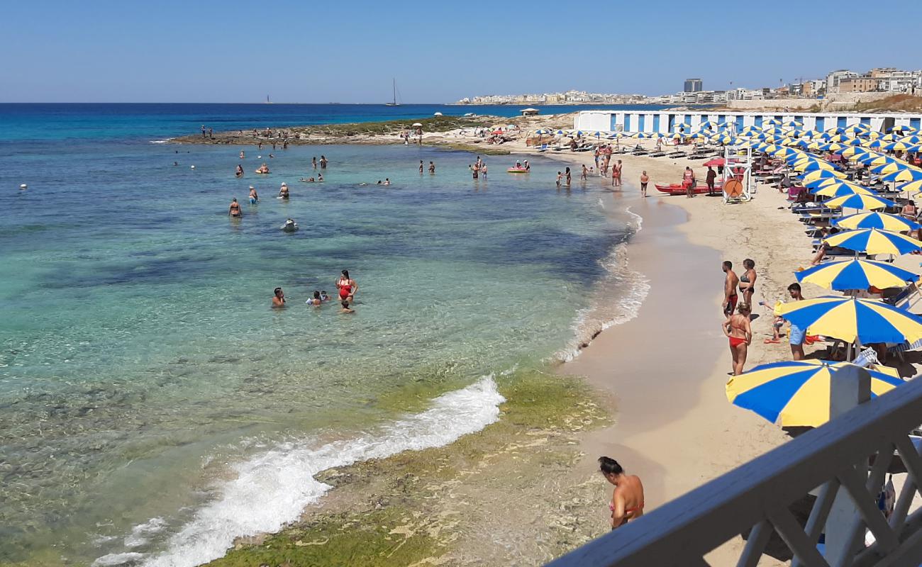 Photo de Piccolo Lido beach avec sable lumineux de surface