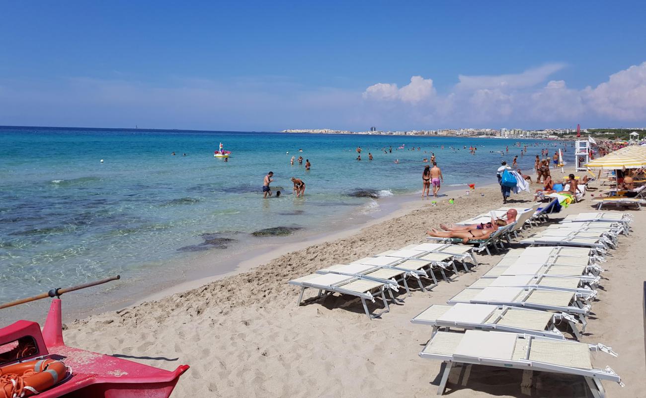 Photo de Spiaggia di Baia Verde avec sable lumineux de surface