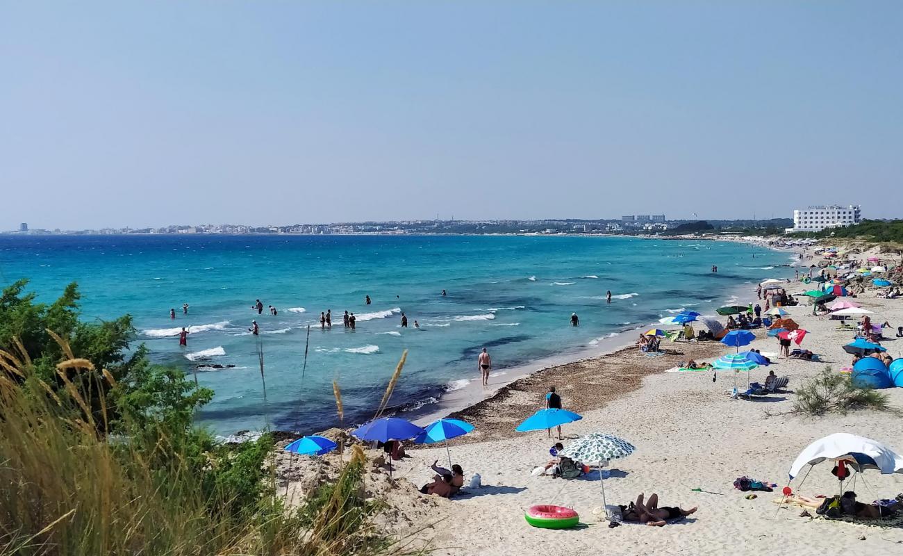 Photo de Lovers beach avec sable lumineux de surface