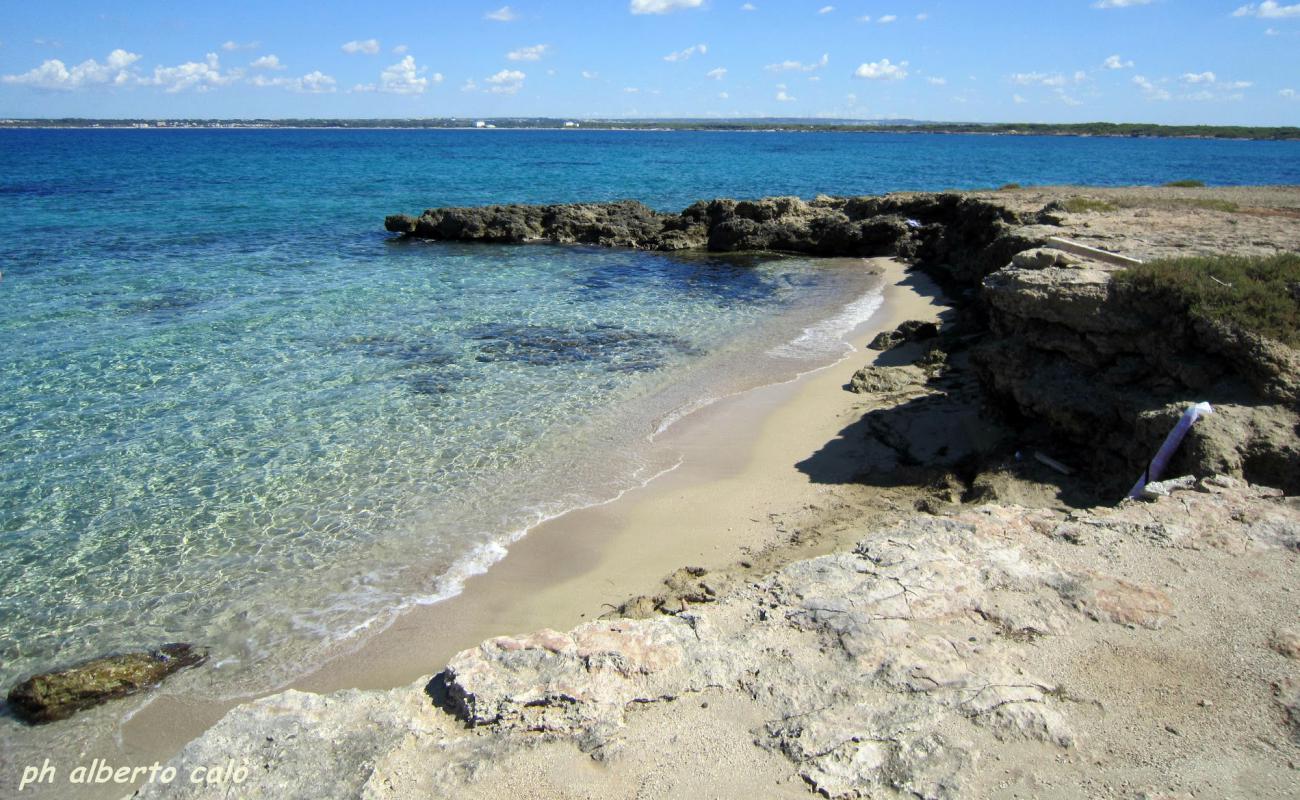 Photo de Punta Pizzo beach avec sable lumineux de surface