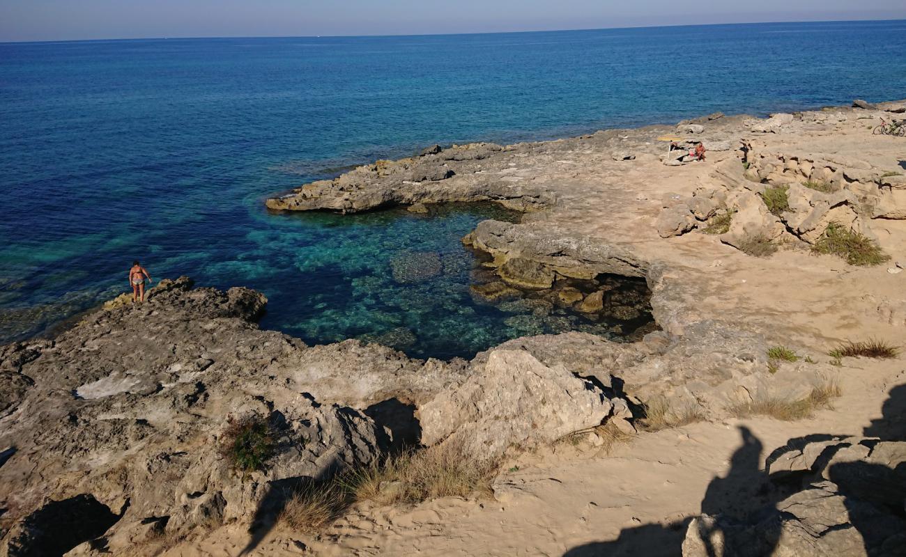 Photo de Spiaggia di Posto Li Sorci avec rocky shore de surface