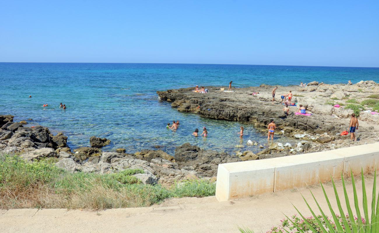 Photo de Jinetto Beach avec rocky shore de surface