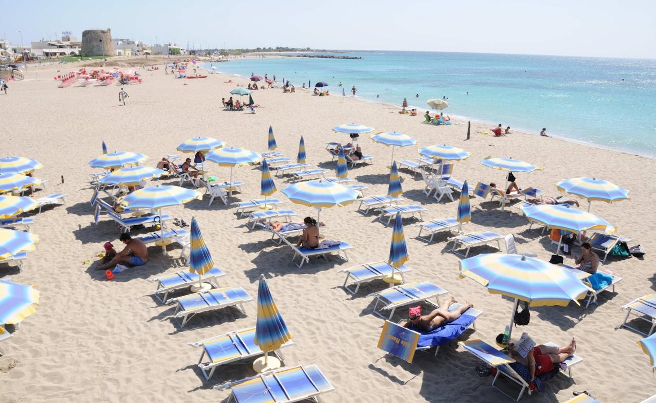 Photo de Spiaggia di Torre Mozza avec sable fin et lumineux de surface