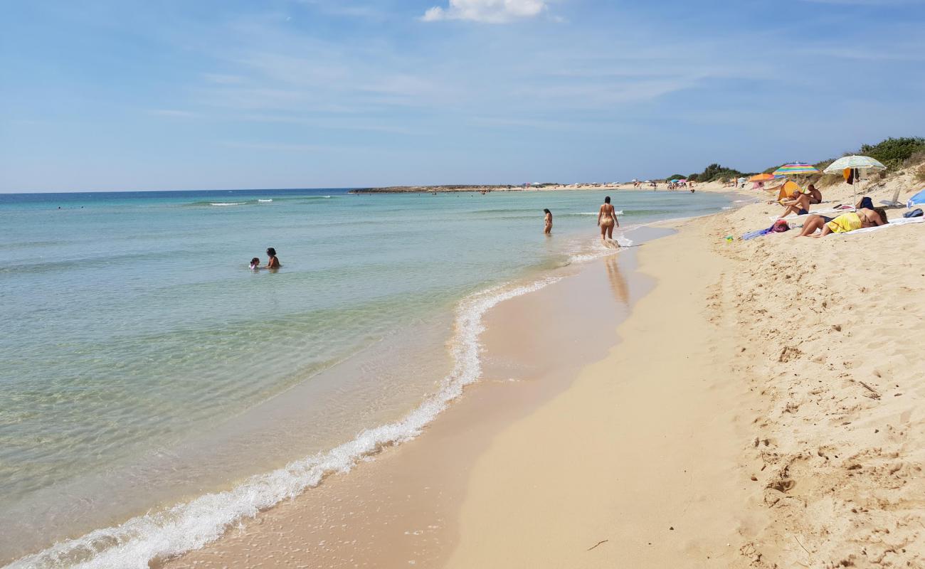 Photo de Punta Macolone beach avec sable fin et lumineux de surface