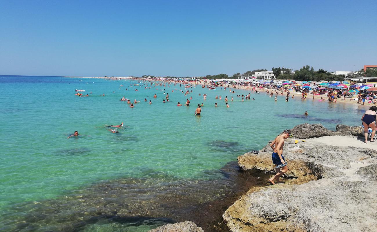 Photo de Lido Marini beach avec sable fin et lumineux de surface