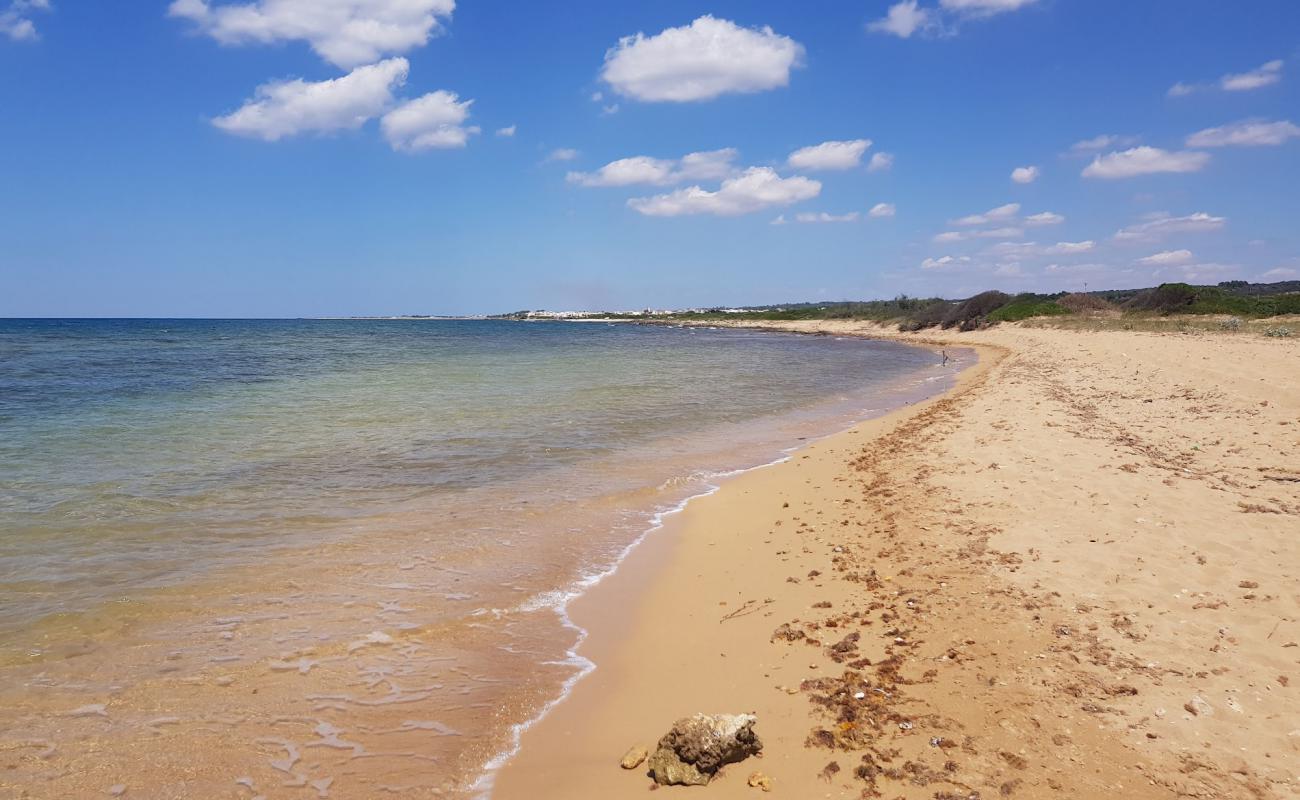 Photo de Spiaggia dell'Isola della Fanciulla avec sable lumineux de surface