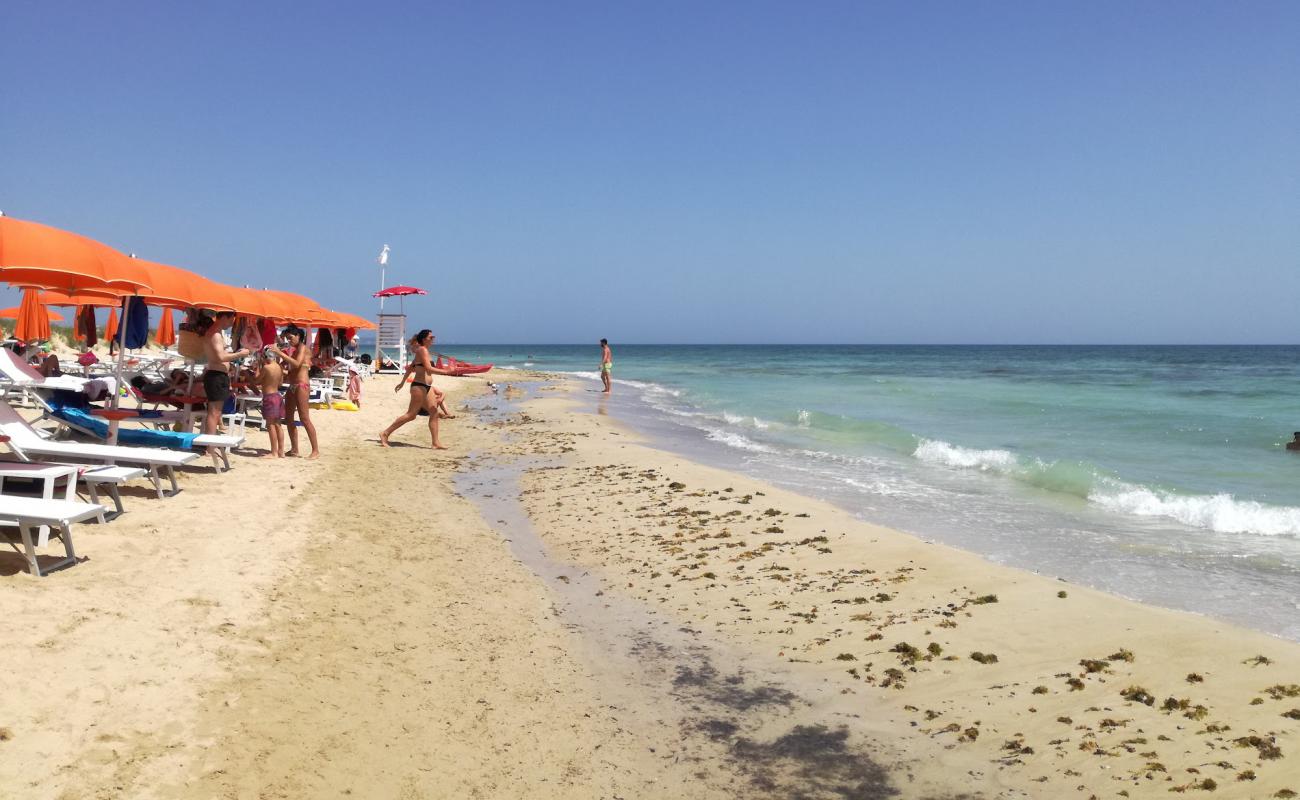 Photo de beach Torre Pali avec sable fin et lumineux de surface