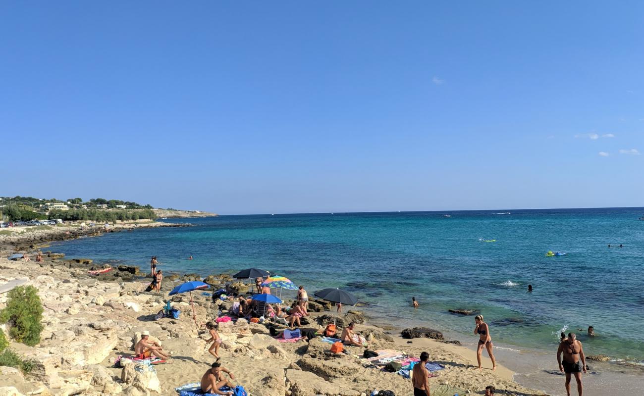 Photo de Felloniche Spiaggia avec sable brillant et rochers de surface