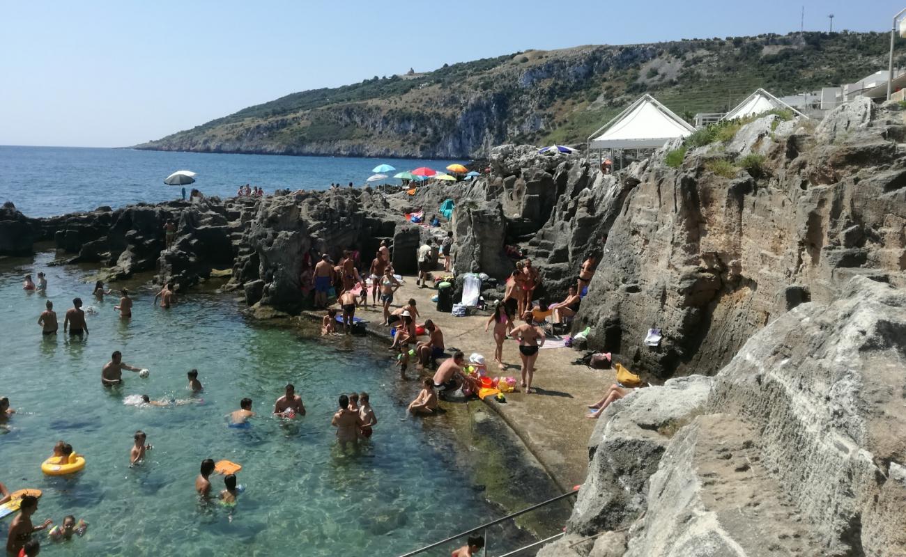 Photo de Spiaggia e Piscina Naturale di Marina Serra avec roches de surface