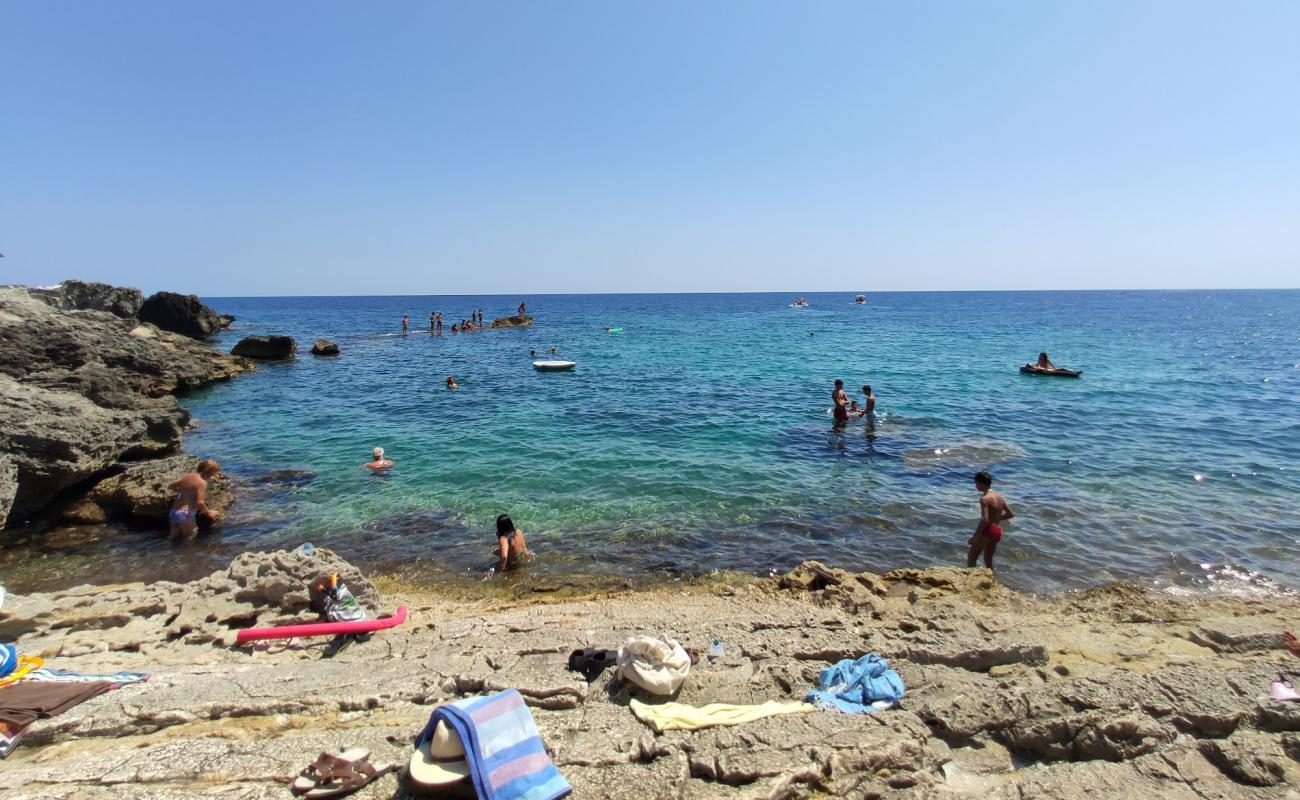 Photo de Spiaggia di Chianca Liscia avec roches de surface