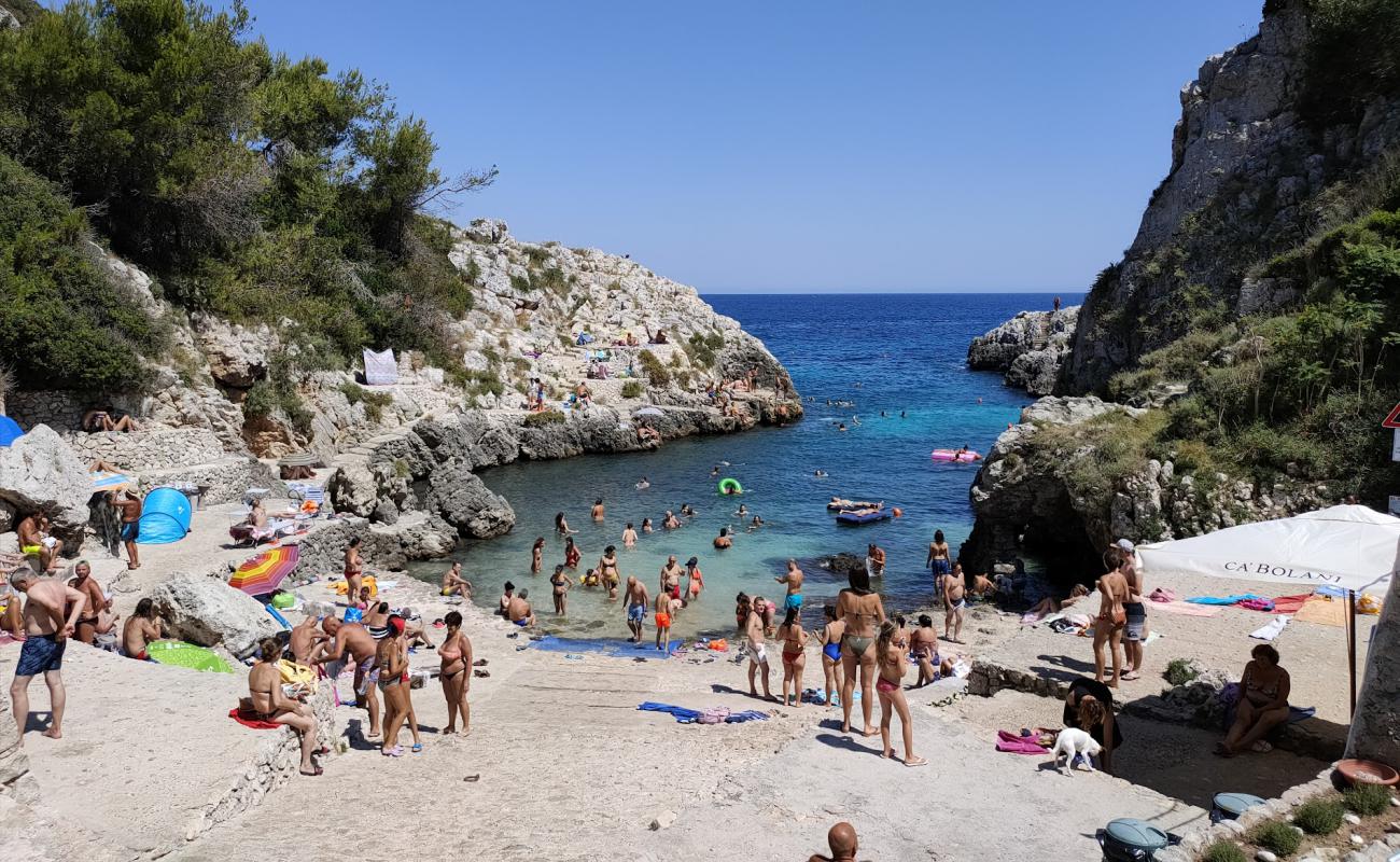 Photo de Cala dell'Acquaviva avec roches de surface