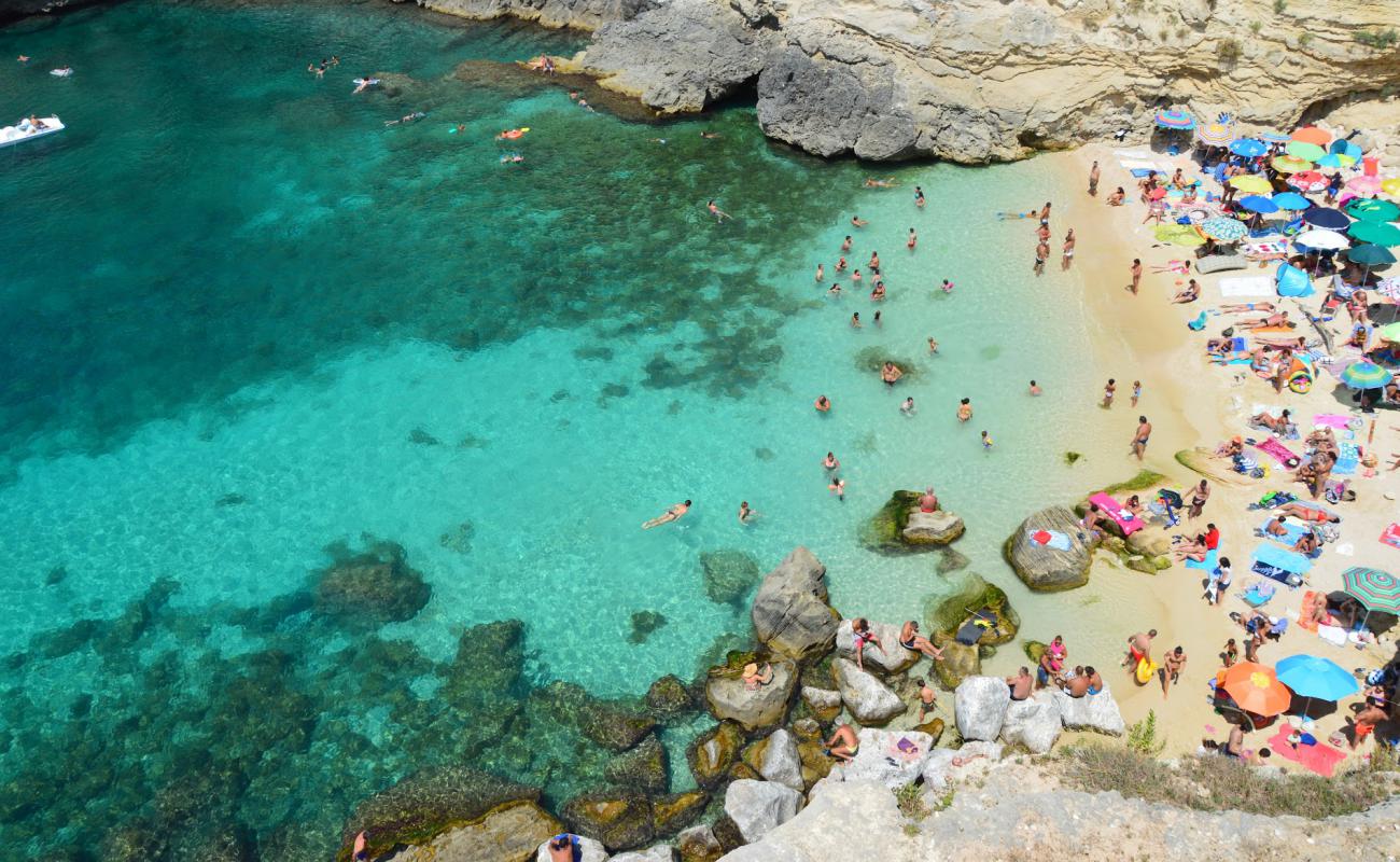 Photo de Spiaggia di Porto Miggiano avec sable fin et lumineux de surface