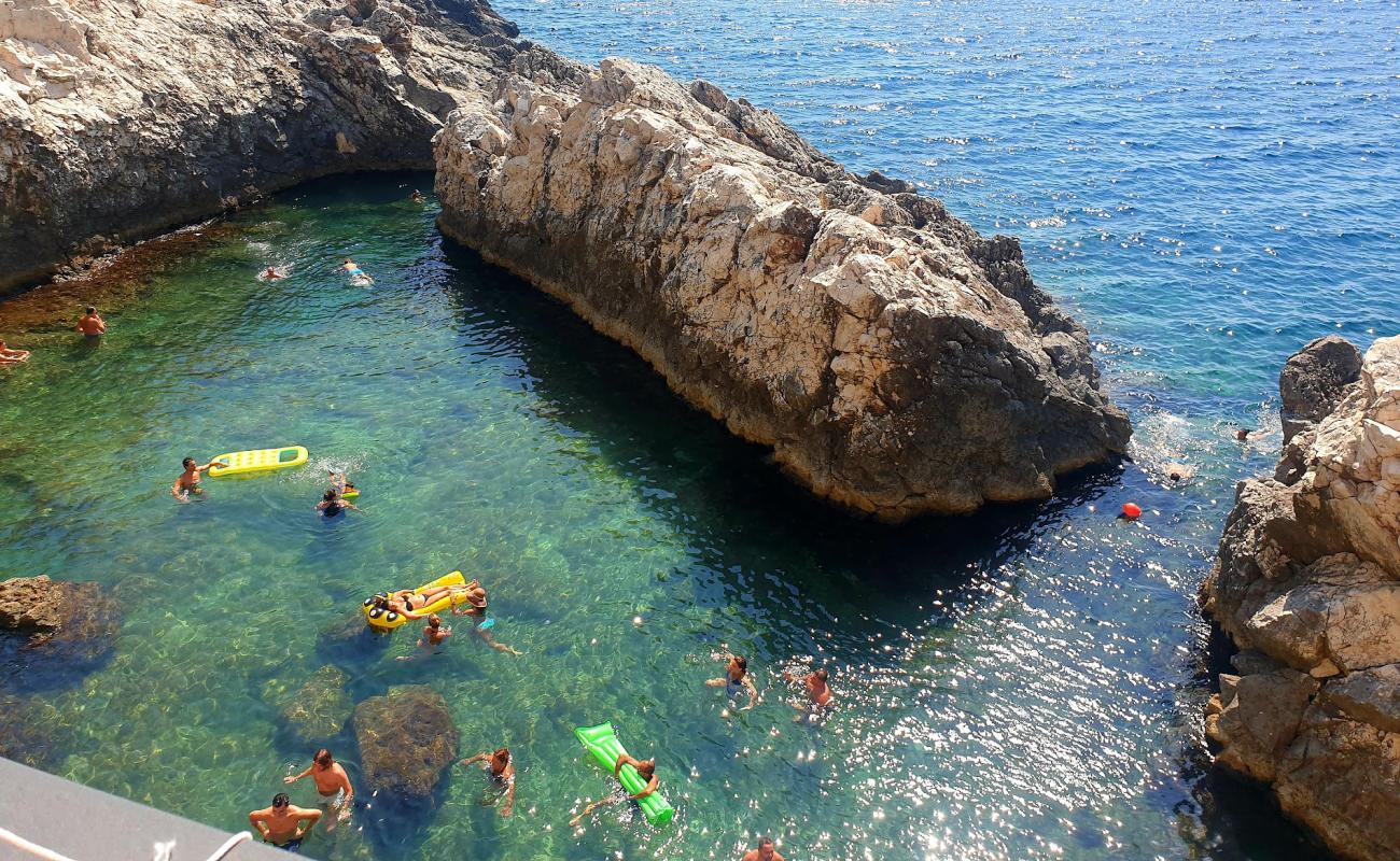 Photo de Grotta Gattulla beach avec surface béton pavée de surface