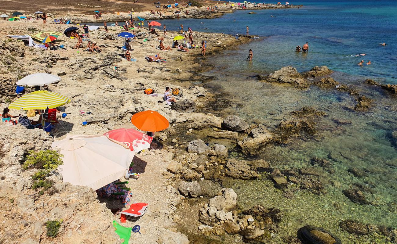 Photo de Spiaggia di Baia dell'Orte avec terrain rocheux de surface