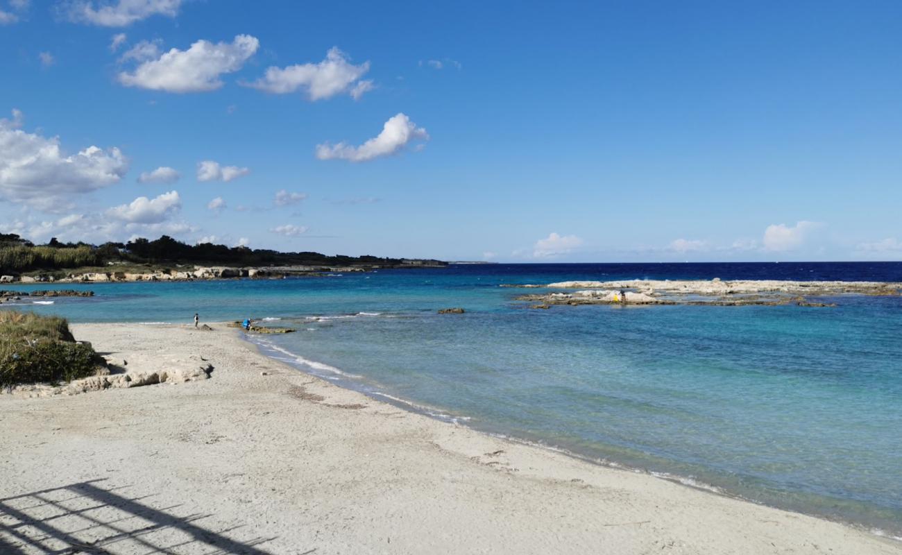 Photo de Atlantis beach avec sable beige & pierres de surface
