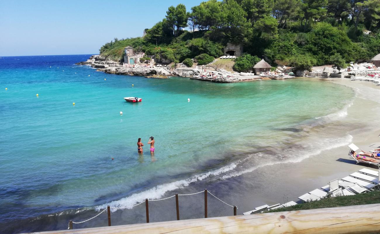 Photo de Santo Stefano Bay avec sable lumineux de surface