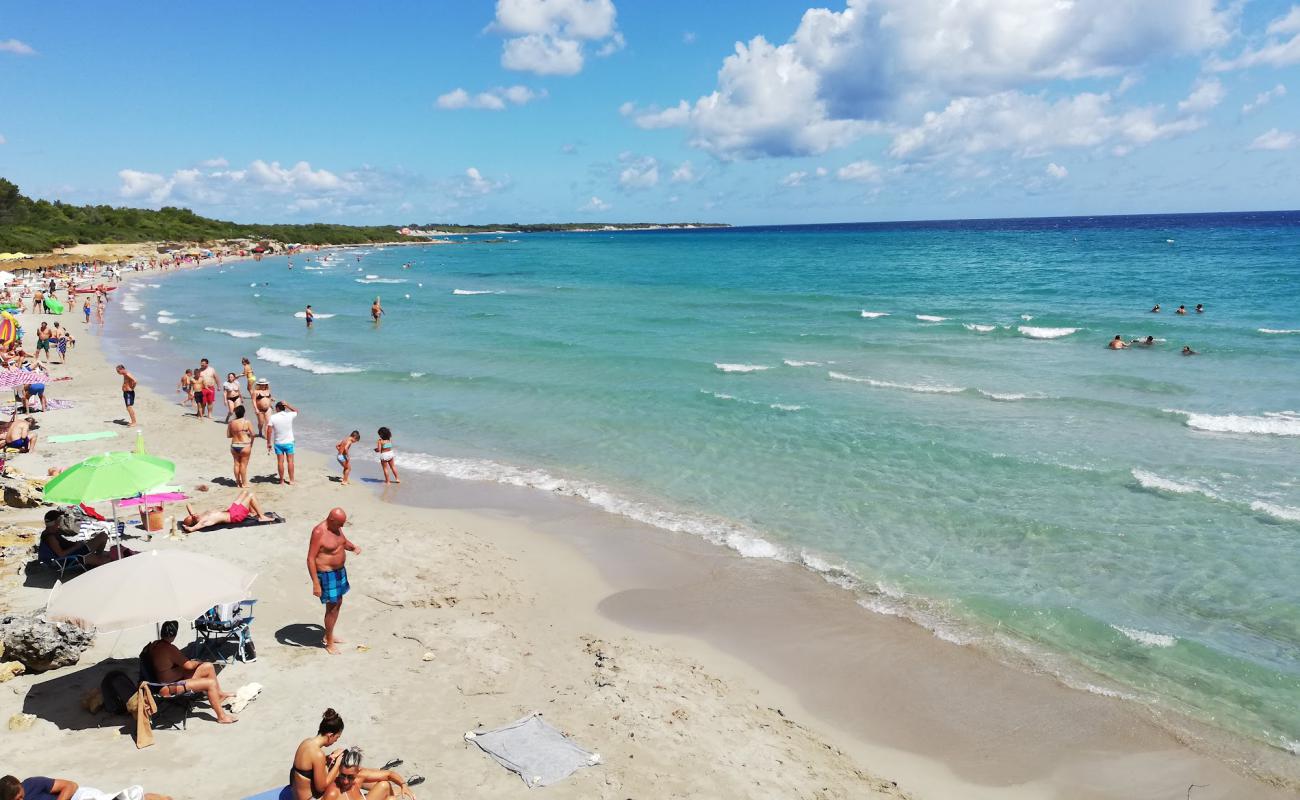 Photo de Spiaggia Baia dei Turchi avec sable lumineux de surface