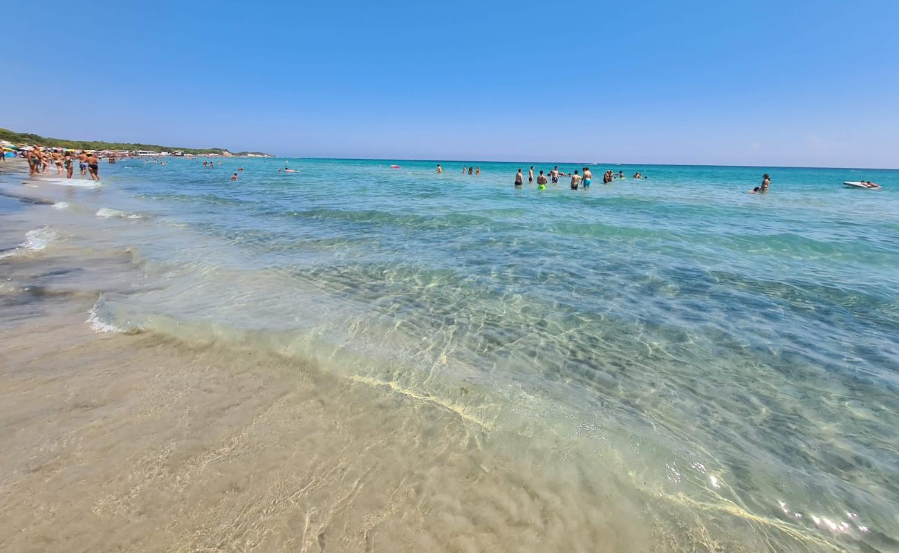 Photo de Spiaggia Laghi Alimini avec sable fin et lumineux de surface