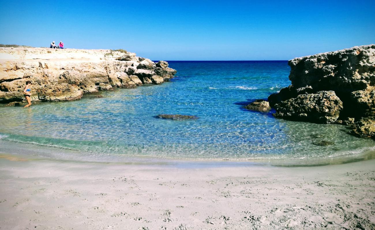 Photo de Baia della Pastiddhuzza avec sable lumineux de surface