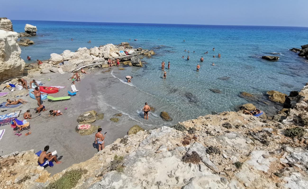 Photo de Conca Specchiulla beach avec sable lumineux de surface