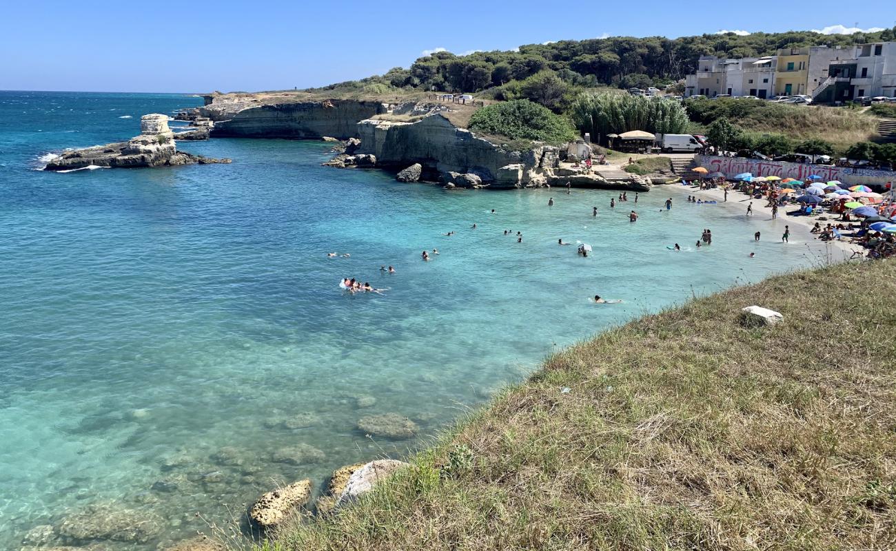 Photo de Spiaggia di Sant'Andrea avec sable beige & galets de surface